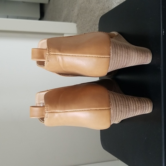 Cut-out wedge ankle boot. - Picture 3 of 6